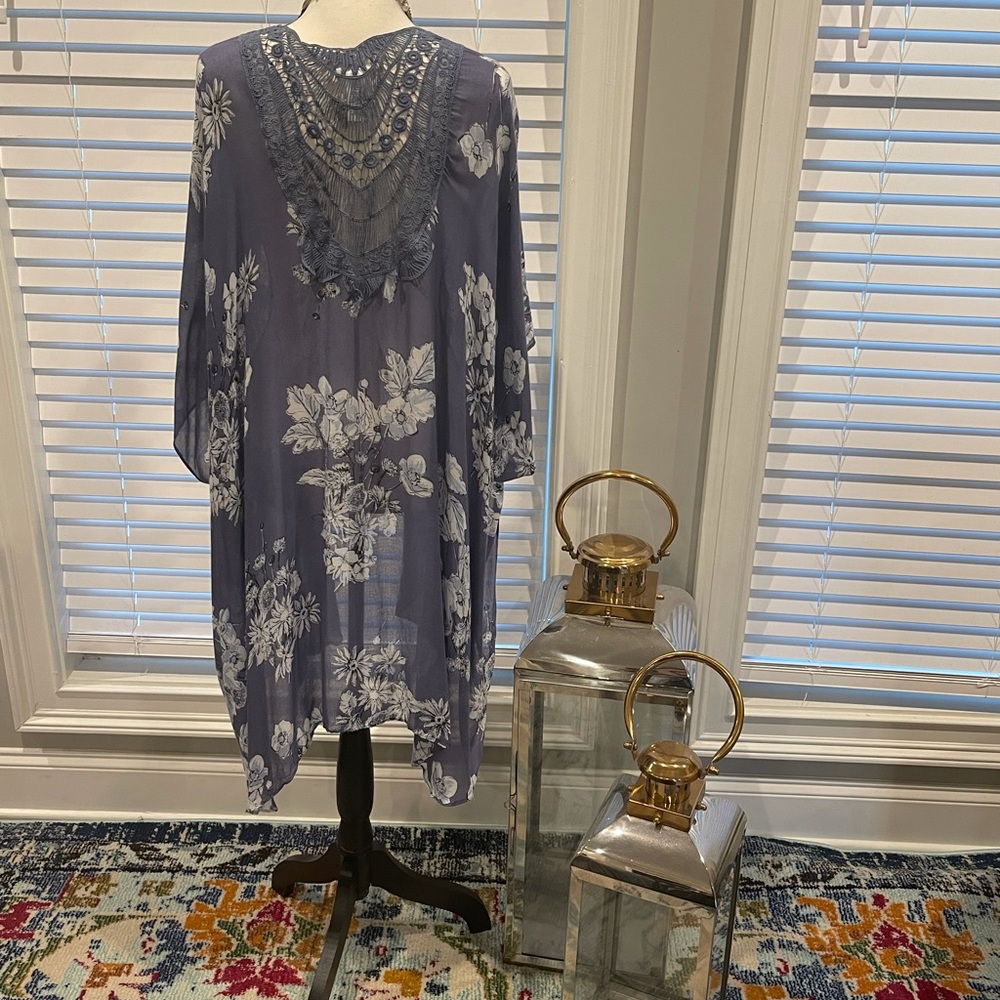 Beautiful Blue flowing floral kimono with crochet back - Picture 12 of 12